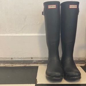 Tall, Navy Blue Rain boots. Worn for 1 season. Great condition. No cracking.